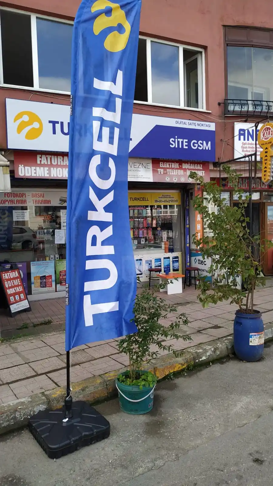 Cep Telefoncu Olta Bayrağı-1