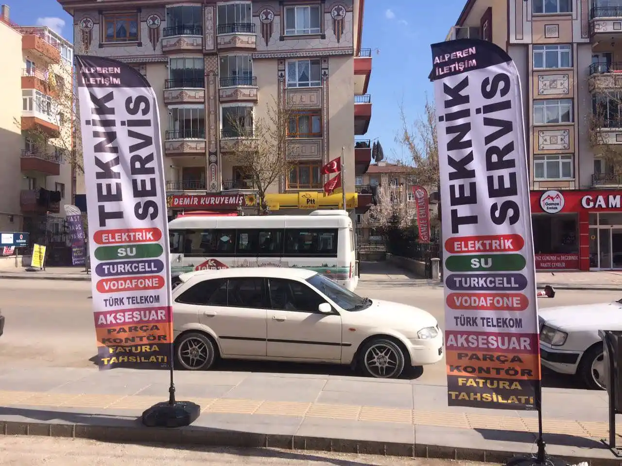 Cep Telefoncu Olta Bayrağı-51